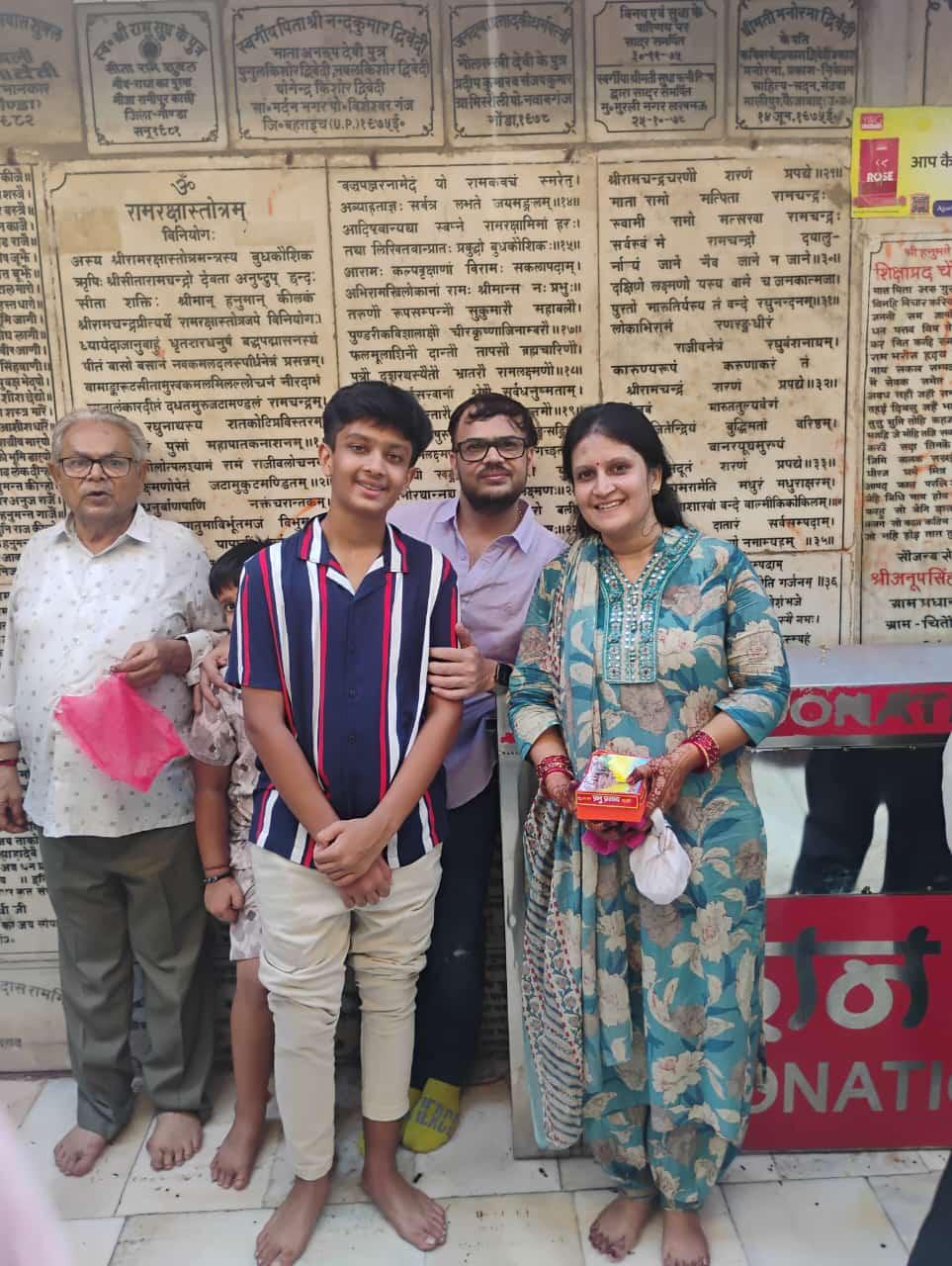 Pilgrim family during their yatra with Ayodhya Dharshan